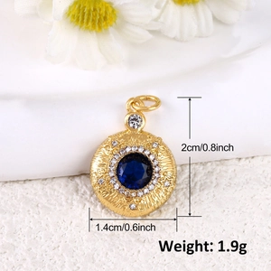 Pendente rotondo in oro con zircone zaffiro blu e alone bianco su fondo di pietra bianca