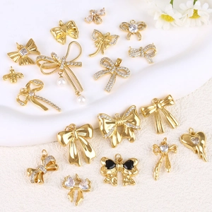 Pendentifs nœuds et abeilles dorés avec zircons et perles pour création de bijoux