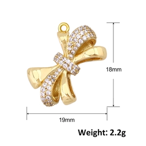 Pendentif nœud plaqué or avec zircons blancs, dimensions de 18 mm de haut et 19 mm de large