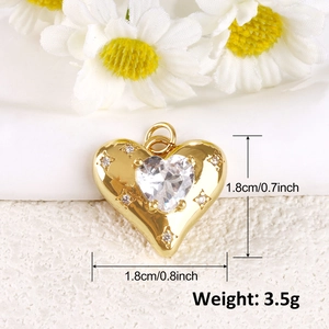 Ciondolo a cuore placcato oro con zircone trasparente e stelle su sfondo floreale bianco