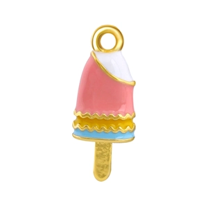 Gros plan du pendentif crème glacée en émail rose et bleu avec détails dorés