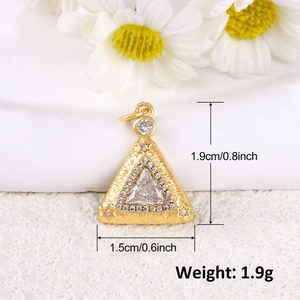 Dettaglio del ciondolo a triangolo dorato con dimensioni 1,9 cm altezza e 1,5 cm larghezza