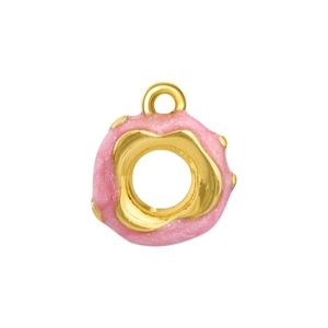 Détail du pendentif donut en émail rose avec plaquage doré et finition pailletée