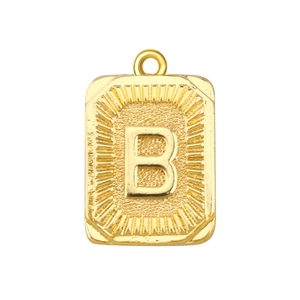 Makroansicht des goldenen rechteckigen Anhängers mit geprägtem Buchstaben B und Sonnenstrahl
