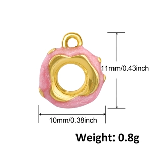 Pendentif donut rose givré en finition dorée, hauteur 11mm, accessoire mignon pour bijoux