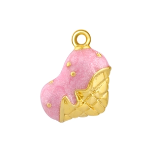 Détail du pendentif glace rose pailleté avec texture de cône en métal doré
