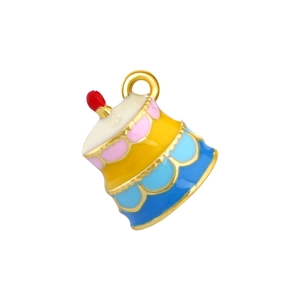 Détail du pendentif gâteau à 3 couches en émail coloré avec anneau de suspension doré