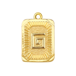 Makroansicht des goldenen rechteckigen Anhängers mit geometrischem Muster und Sonnenstrahl