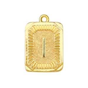 Detailaufnahme des goldenen rechteckigen Anhängers mit Buchstabe I und Sonnenstrahl-Muster