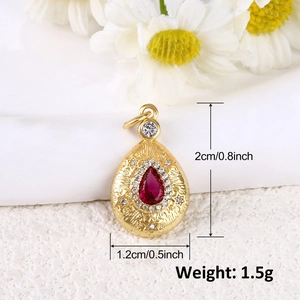 Dettaglio del ciondolo placcato oro con zircone rosso e misure 2x1,2 cm