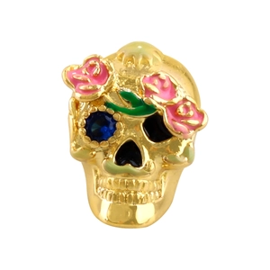 Vue détaillée du pendentif tête de mort doré avec roses en émail rose et pierre bleue