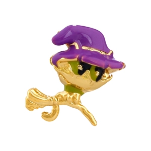 Détail macro du pendentif oiseau avec chapeau de sorcier violet et émail coloré