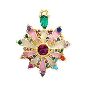 Détail d'un pendentif étoile en émail coloré avec pierre rouge et goutte d'émeraude