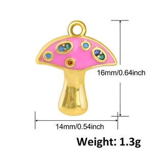 Vue macro d'un pendentif champignon rose 16x14mm avec cristaux colorés et plaqué or