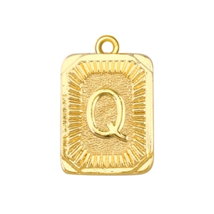 Detailansicht eines goldenen rechteckigen Anhängers mit Struktur und geprägtem Buchstaben Q