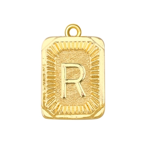 Detailansicht eines quadratischen goldenen Buchstaben-Anhängers mit R und graviertem Rand