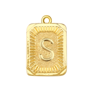 Nahaufnahme des goldenen quadratischen Anhängers mit Buchstabe S und Strahlenrand
