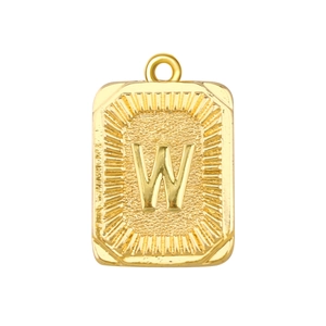 Detailansicht des rechteckigen goldenen Anhängers mit geprägtem Buchstaben W und Sonnenstrahl-Muster