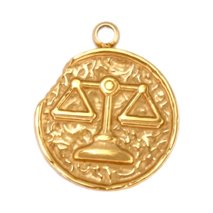 Λεπτομέρεια μενταγιόν Ζυγός 18K χρυσό με ματ vintage φινίρισμα και ανάγλυφο μοτίβο