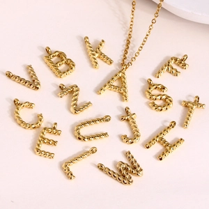 Minimalistische 18K vergoldete Edelstahl Alphabet-Anhänger mit gedrehter Seilstruktur
