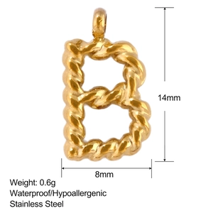 Detail eines 14mm 18K Gold Buchstaben B Anhängers aus wasserfestem Edelstahl