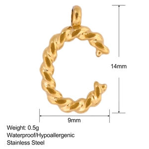 Makro-Detail von goldenem Buchstaben-C-Anhänger mit Maßen und Gewicht in Seiloptik