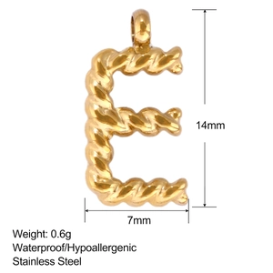 14mm goldener Edelstahl-Anhänger Buchstabe E mit gedrehtem Muster und Maßen auf Weiß