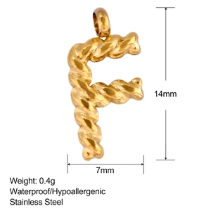 Detailansicht goldener Buchstabe F Anhänger mit 14mm Höhe und gedrehter Metallstruktur