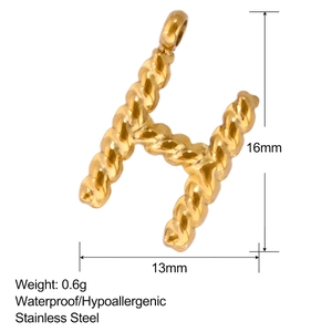 Detailansicht des 18k vergoldeten H-Anhängers mit Maßen 16x13mm und Textur-Details