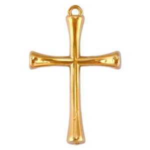 Gros plan d'un pendentif croix en acier inoxydable doré poli avec une finition miroir brillante