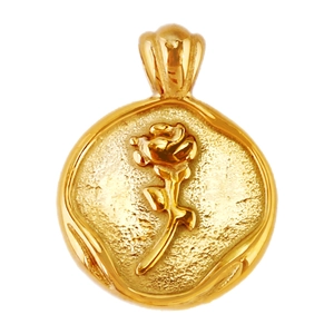 Détail d'un pendentif rose vintage doré avec bordures ondulées et relief poli