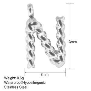 Makro-Detail des strukturierten Edelstahl-Buchstaben-N-Anhängers mit wasserfesten Eigenschaften