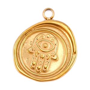 Vue détaillée du pendentif main de Fatma dorée vintage avec symbole œil porte-bonheur