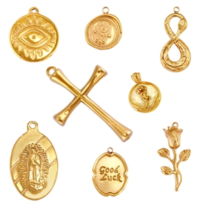 Lot de 8 pendentifs en acier doré 18k incluant serpent rose et porte-bonheur variés
