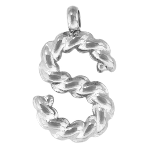 Detailansicht eines silbernen Buchstaben S Anhängers mit gedrehter Seilstruktur und Glanz