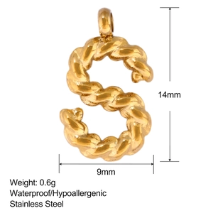 Detail von 18k vergoldetem Buchstaben-S-Anhänger aus Edelstahl mit Kordelstruktur