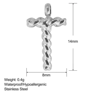 Makro-Detail von silbernem Edelstahl-T-Anhänger mit verdrehter Textur und Abmessungen