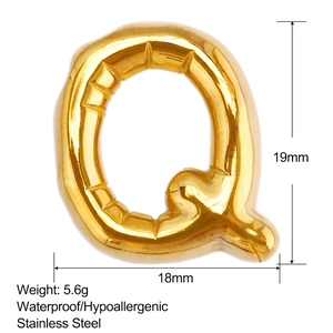 Detail of 18k gold plated bubble letter Q pendant with size dimensions and weight info