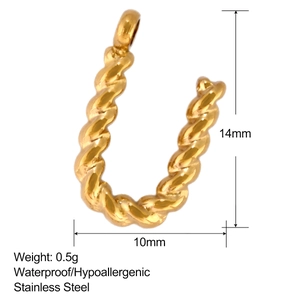 Makroansicht des 18K vergoldeten Edelstahl-U-Anhängers mit Maßen von 14mm x 10mm