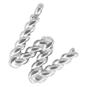 Detailansicht eines silberfarbenen Buchstaben-W-Anhängers mit Kordelstruktur für Schmuck