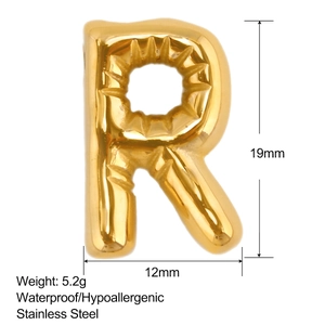 Polished golden puffy letter R pendant with dimensions of 19mm and 5.2g weight