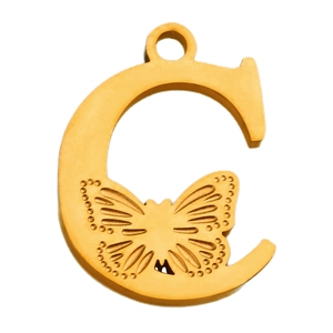 Detalle macro del colgante letra C dorado con un delicado diseño de mariposa calada