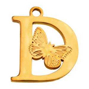 Detalle del colgante letra D chapado en oro 18k con mariposa hueca y textura cepillada