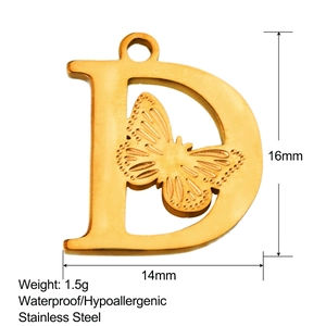 Colgante letra D de acero inoxidable bañado en oro 18K con grabado de mariposa