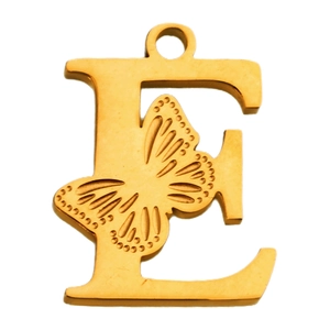 Detalle macro del colgante letra E bañado en oro 18K con textura de alas de mariposa
