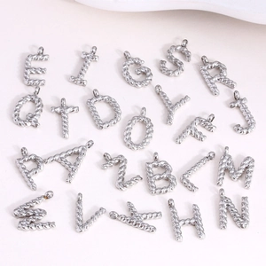 Minimalistischer Edelstahl Alphabet Anhänger Mit Gedrehtem Seilmuster Silberner Mini Charm Für DIY Schmuckherstellung