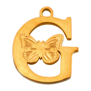 Primer plano del colgante letra G en oro de 18K con una mariposa en relieve