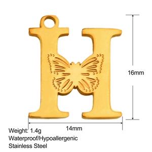 Detalle del colgante letra H de acero inoxidable chapado en oro 18K con relieve de mariposa