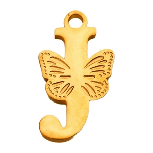 Detalle del colgante letra J bañado en oro de 18K con motivo de alas de mariposa