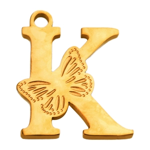Detalle macro del colgante letra K bañado en oro 18K con diseño de mariposa en relieve